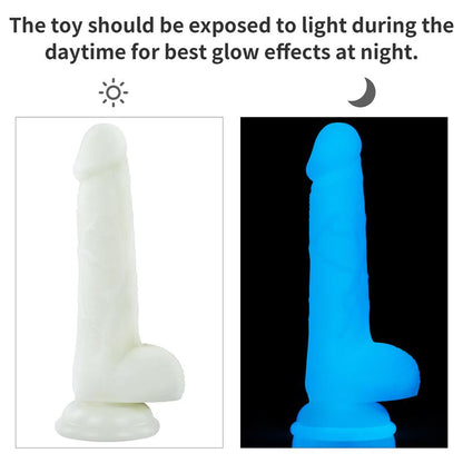 Švytintis dildo su siurbtuku ir realistiška tekstūra