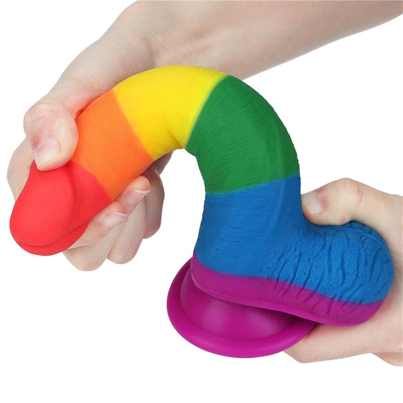 Spalvota dildė su siurbtuku ir ergonomišku profiliu