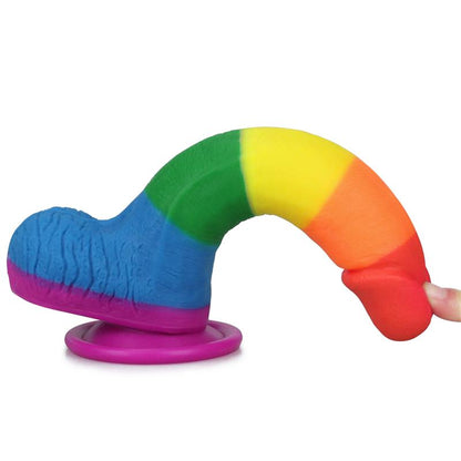 Spalvota dildė su siurbtuku ir ergonomišku profiliu